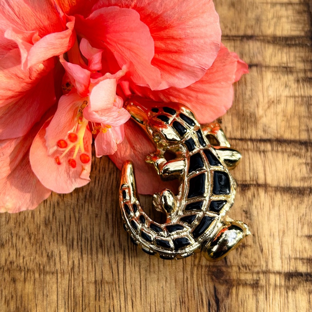 ✨VINTAGE✨ Alligator brooch, gold tone, black enamel, measuring 2 1/2”